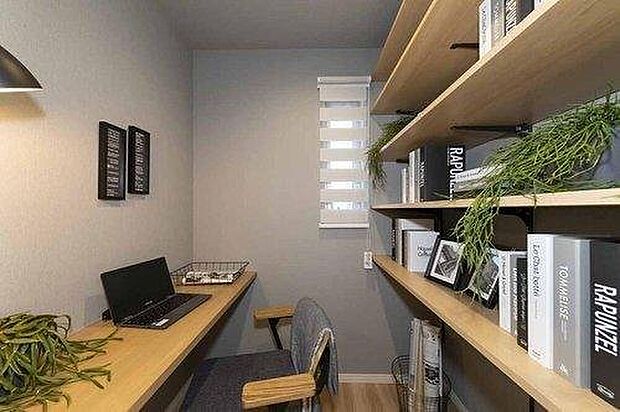 【【施工例/ワークスペース】】集中したいリモートワークも快適に！独立したワークスペースで作業がはかどります♪書斎としても活用できます◎