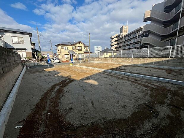【【現地写真】】周辺は戸建やマンションが建ち並ぶ住宅街です。車通りが少なく閑静な住環境で、穏やかな暮らしが叶います◎