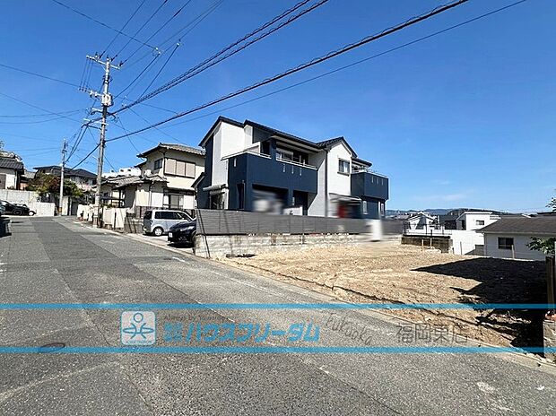 【【現地写真】】第一種低層住居専用地域内につき、 周辺は落ち着いた住環境です。広々とした前面道路は、アスファルト塗装済みで、歩行しやすい道路です♪