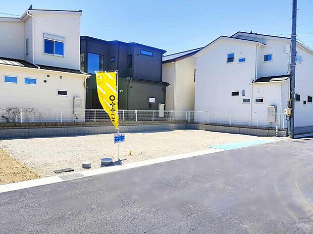 【【7号地・現地写真】】前面道路は幅員約5m。分譲地内の道路につき、外部からの通り抜けが少なく、お子様やペットのいるご家庭にも適した住環境です◎ ※2026年5月10日撮影