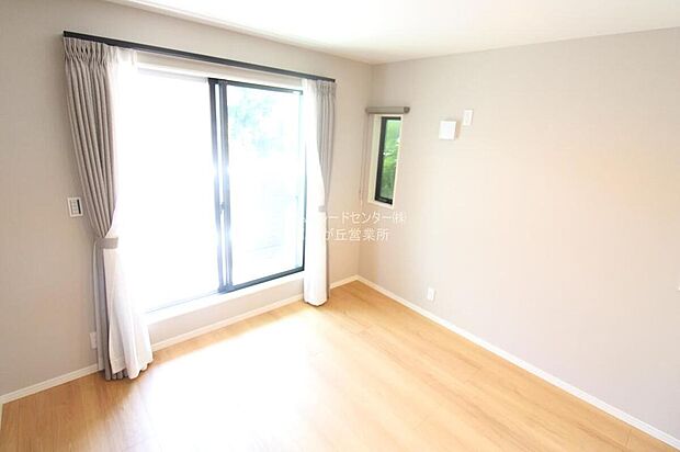 ☆居室☆
日当りの良さは写真でも充分に伝わるかと思いますが、開放感のある周囲にめぐまれたおかげで、風通しもとても良くなっております。