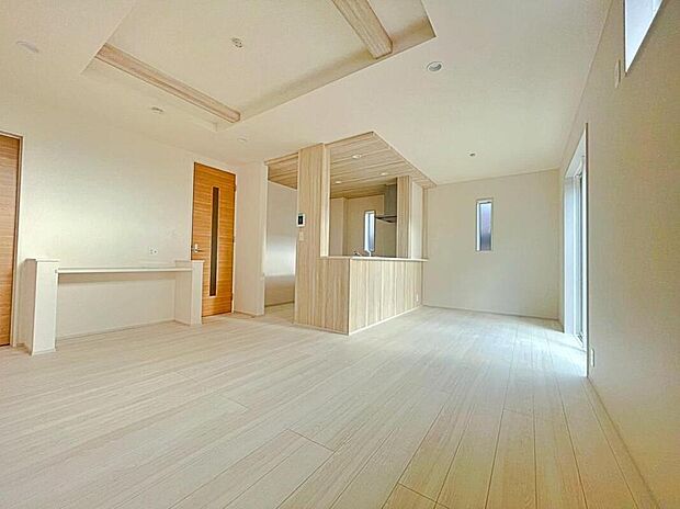 ☆リビング☆
『LDKは家族だんらんをデザイン』家族が集まり一緒の時間がすごせる工夫がされております。何気ない一日のひとコマが何者にも代えがたい宝物になることでしょう♪