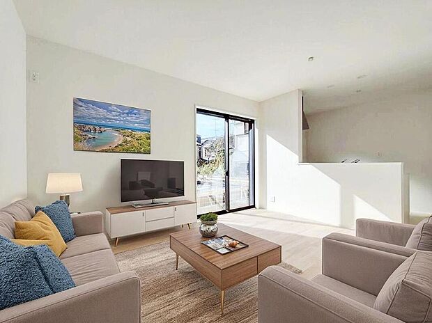 明るく開放感のあるリビング。対面式キッチンは、いつでもご家族を感じられる空間作りの重要ポイントになりそうです。※家具をCGで加工しています。家具付き販売ではございません。