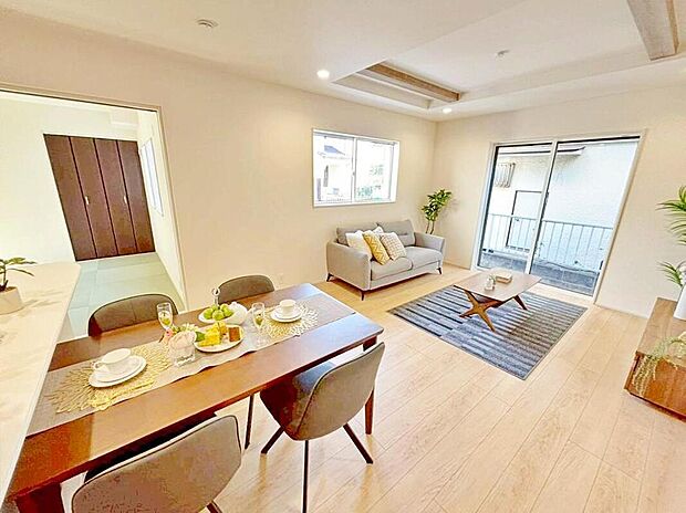 明るく開放感のあるリビング。対面式キッチンは、いつでもご家族を感じられる空間作りの重要ポイントになりそうです。※家具をCGで加工しています。家具付き販売ではございません。