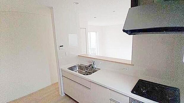 収納力豊富、爽やかなシステムキッチンを用意しております。さっと拭き取るだけで汚れが簡単にとれますので、キッチンスペースをいつでもすっきりとお使い頂けます。