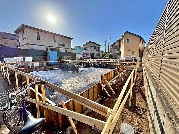 【現地外観写真】
一戸建ての大きなメリットは、「自分の土地」を自由に使えること。好きなペットが飼えるほか、ガーデニングやＤＩＹ、車やバイクの手入れなど様々な趣味を楽しめます♪