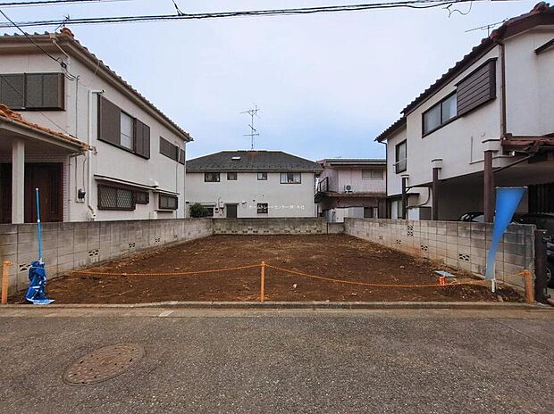 ☆現地外観写真☆
一戸建ての大きなメリットは、「自分の土地」を自由に使えること。好きなペットが飼えるほか、ガーデニングやＤＩＹ、車やバイクの手入れなど様々な趣味を楽しめます♪