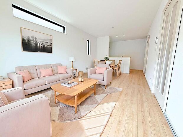 明るく開放感のあるリビング。対面式キッチンは、いつでもご家族を感じられる空間作りの重要ポイントになりそうです。※家具をCGで加工しています。家具付き販売ではございません。