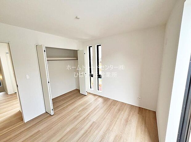 【リビング以外の居室】お陽さまの光をさわやかな風をたっぷりとりこめます。室内はいつも明るい印象なので気持ちの良い朝を迎えられます。毎日の生活も明るくなりそうです。