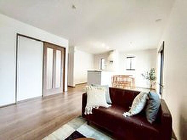 【リビング】『LDKは家族だんらんをデザイン』家族が集まり一緒の時間がすごせる工夫がされております。何気ない一日のひとコマが何者にも代えがたい宝物になることでしょう♪