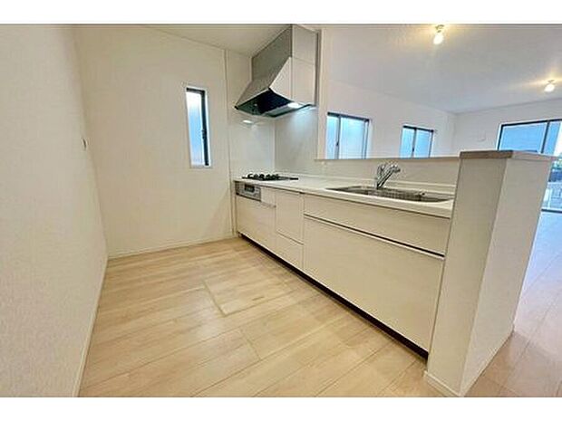 【キッチン】収納力豊富、爽やかなシステムキッチンを用意しております。さっと拭き取るだけで汚れが簡単にとれますので、キッチンスペースをいつでもすっきりとお使い頂けます。