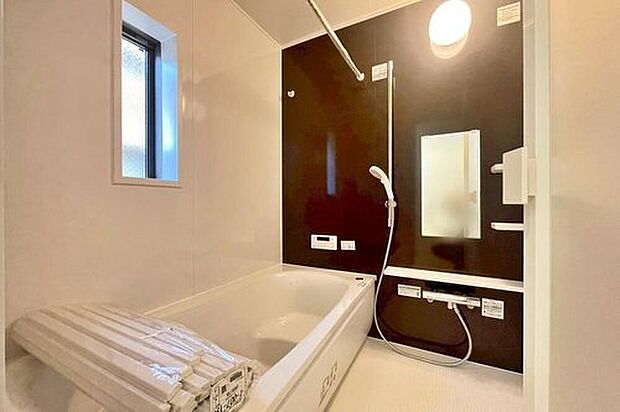 【浴室】毎日の疲れを癒す浴室は１坪タイプです。足を伸ばしてゆっくりとくつろげます。窓があるので、湿気もこもらないのも、うれしいですね♪