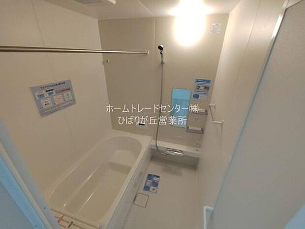 【浴室】毎日の疲れを癒す浴室は1坪タイプです。足を伸ばしてゆっくりとくつろげます。窓があるので、湿気もこもらないのも、うれしいですね♪