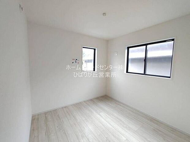 【リビング以外の居室】日当りの良さは写真でも充分に伝わるかと思いますが、開放感のある周囲にめぐまれたおかげで、風通しもとても良くなっております。