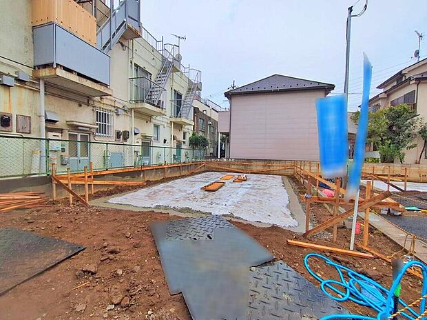 【現地外観写真】※1号棟
建物が独立しているため、マンションのように上下階や隣からの騒音を気にせずに済み、こちらも騒音などに関する苦情が来る心配をせずに済むため、お部屋でお子様が走り回っても安心です♪
