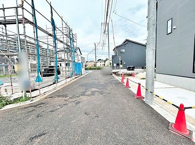 【前面道路含む現地写真】扉を開けばそこに待っているのは上質な空間とマイホームでの新生活をイメージさせる優雅なひととき。「この家なら…」ではなく「ここに住みたい♪」と思う感動をお届けいたします