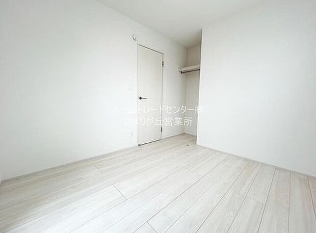 【リビング以外の居室】個室としてお使いいただける洋室。大切なのは明るさと風通し、明るい日差しと心地よい風で自分のお部屋でくつろげる贅沢をご提供します。