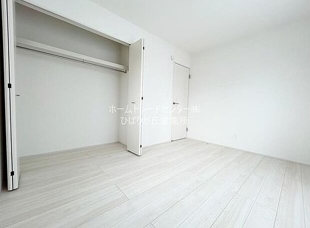 【リビング以外の居室】充分な広さの収納を備え、普段使いの洋服も選ぶのが楽しくなりそう♪採光良好な洋室は、快適空間。プライベートの時間もゆったりお寛ぎ頂けそうです。