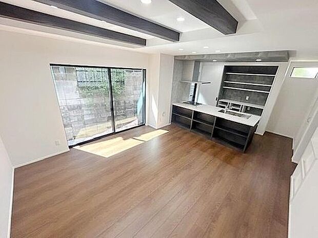 【リビング】明るく開放感のあるリビング。対面式キッチンは、いつでもご家族を感じられる空間作りの重要ポイントになりそうです。