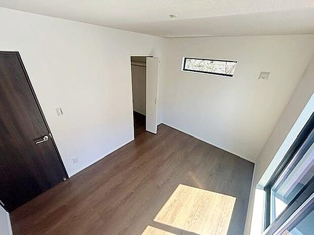 【リビング以外の居室】季節を問わずたっぷり収納ができるウォークインクローゼット完備！広い収納やママに嬉しい家事動線など工夫がたくさん！