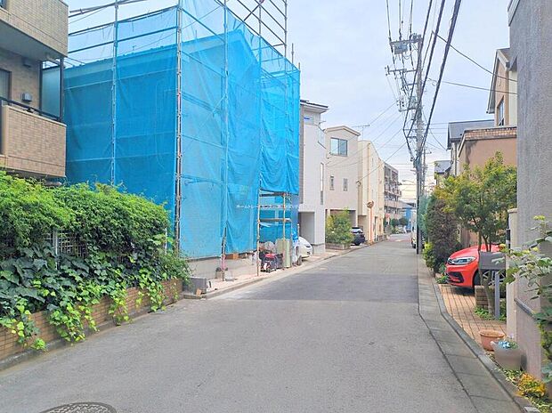 【前面道路含む現地写真】子育て環境にはピッタリな落ち着いた雰囲気の住宅地♪戸建ては建物が独立しているため、マンションのように上下階や隣からの騒音を気にせずに過ごせるのもポイントですね♪