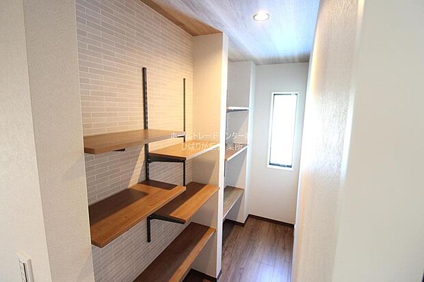 【☆パントリー☆】まとめ買いしても置き場所の心配いらずのパントリーを採用♪家族が多いとすぐなくなってしまう水や食材をまとめ買いしても置き場所に困らないのはうれしいですね♪