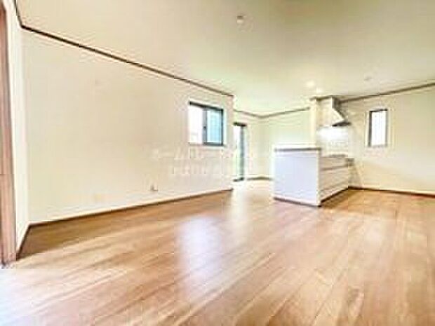 【リビング】☆リビング☆
『LDKは家族だんらんをデザイン』家族が集まり一緒の時間がすごせる工夫がされております。何気ない一日のひとコマが何者にも代えがたい宝物になることでしょう♪