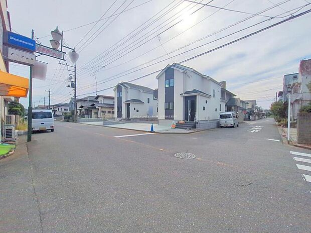 【前面道路含む現地写真】ひとたび扉を開けばそこに待っているのは上質な空間とマイホームでの新生活をイメージさせる優雅なひととき。「この家なら…」ではなく「ここに住みたい♪」と思う感動をお届けいたします。