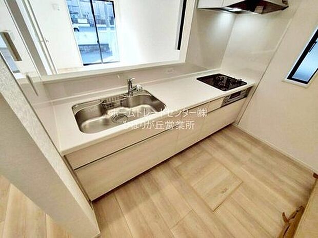 【キッチン】収納力豊富、爽やかなシステムキッチンを用意しております。さっと拭き取るだけで汚れが簡単にとれますので、キッチンスペースをいつでもすっきりとお使い頂けます。
