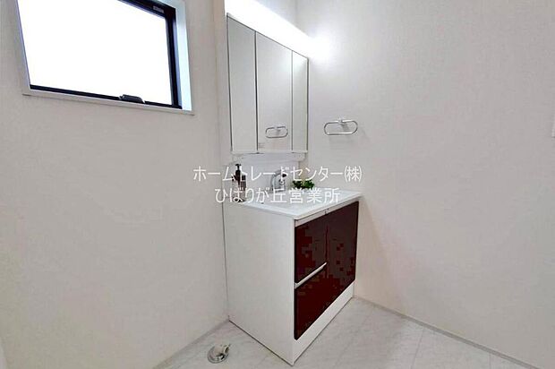 【洗面所】明るく清潔感溢れるサニタリースペース。毎日使う場所だからこそ、快適な空間となっております。