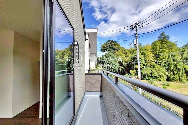 【バルコニー】バルコニーは、洗濯物や布団を干すだけでなく、暖かな陽射しや爽やかな風を存分に取り込み、お部屋に解放感をもたらします☆幅が広めのバルコニーなので家事もしやすいですね♪