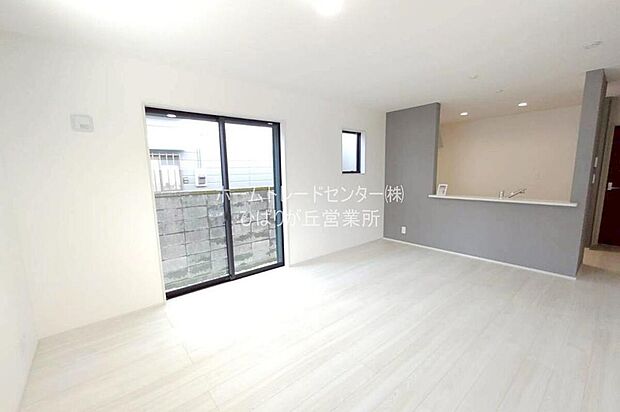 【リビングルーム】『LDKは家族だんらんをデザイン』家族が集まり一緒の時間がすごせる工夫がされております。何気ない一日のひとコマが何者にも代えがたい宝物になることでしょう♪