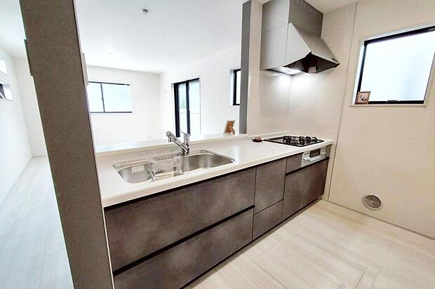 【キッチン】収納力豊富、爽やかなシステムキッチンを用意しております。さっと拭き取るだけで汚れが簡単にとれますので、キッチンスペースをいつでもすっきりとお使い頂けます。