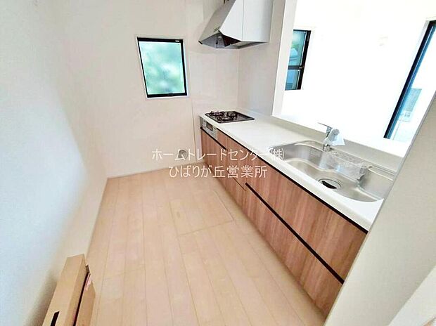 【キッチン】☆３号棟☆
収納力豊富、爽やかなシステムキッチンを用意しております。さっと拭き取るだけで汚れが簡単にとれますので、キッチンスペースをいつでもすっきりとお使い頂けます。