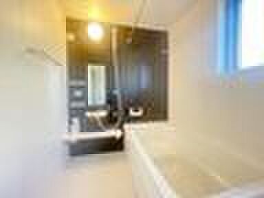 【浴室】毎日の疲れを癒す浴室は１坪タイプです。足を伸ばしてゆっくりとくつろげます。窓があるので、湿気もこもらないのも、うれしいですね♪