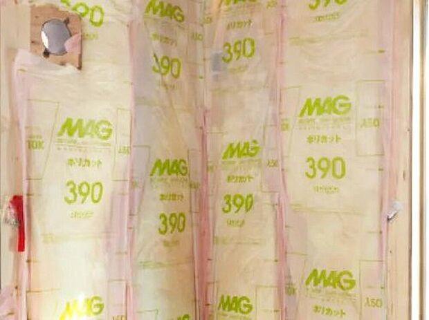 【【グラスウール断熱材】】壁・天井に厚さ100mmのグラスウール断熱材を採用。　グラスウールは不燃材料のガラスを主原料としており、ガラス繊維の間に大量の静止空気を含んでいるため高い断熱性能を発揮します。　また、他の素材に比べて、延焼防止・有毒なガスの発生を抑えてくれます。