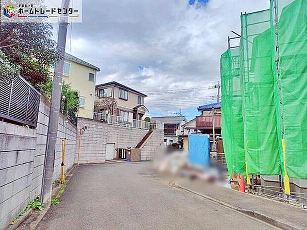 【前面道路含む現地写真】周辺道路は車通りが少ないため、駐車の際に慌てることがなく安心です。幅６ｍ道路で広々とした開放感♪