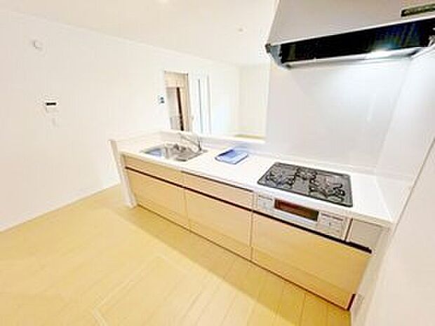 【キッチン】収納力豊富、爽やかなシステムキッチンを用意しております。さっと拭き取るだけで汚れが簡単にとれますので、キッチンスペースをいつでもすっきりとお使い頂けます。