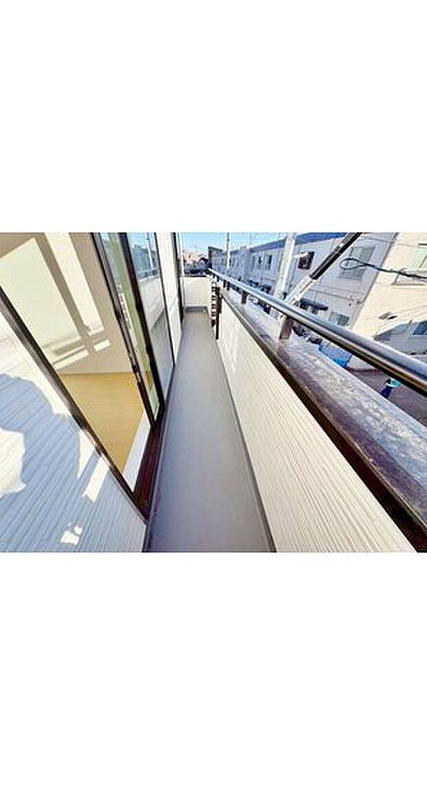 【バルコニー】バルコニーは、洗濯物や布団を干すだけでなく、暖かな陽射しや爽やかな風を存分に取り込み、お部屋に解放感をもたらします☆幅が広めのバルコニーなので家事もしやすいですね♪