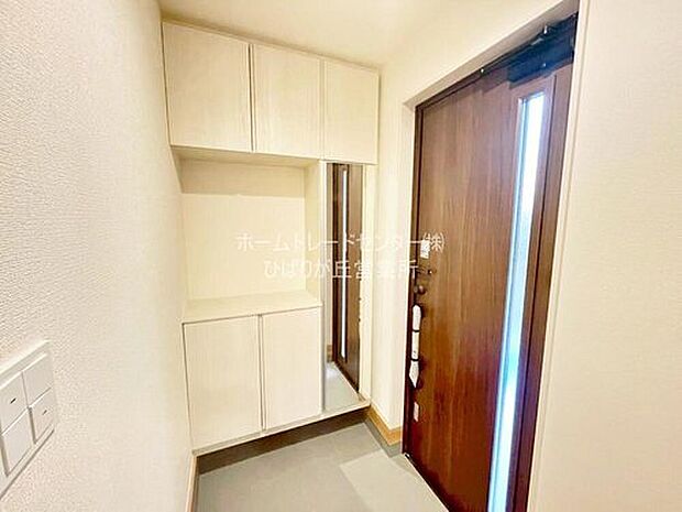 【☆玄関☆】お家に出会う人々を迎える玄関だからこそ、広々清潔感あふれる空間にしたいものです。採光・通風にも配慮された設計で毎日明るい空間をキープします♪