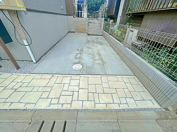 【☆駐車場☆】嬉しいコンクリート仕上げのカースペース。雨の日も足元を気にせず外出できます。ご家族の駐輪場としてもお使いいただけます。