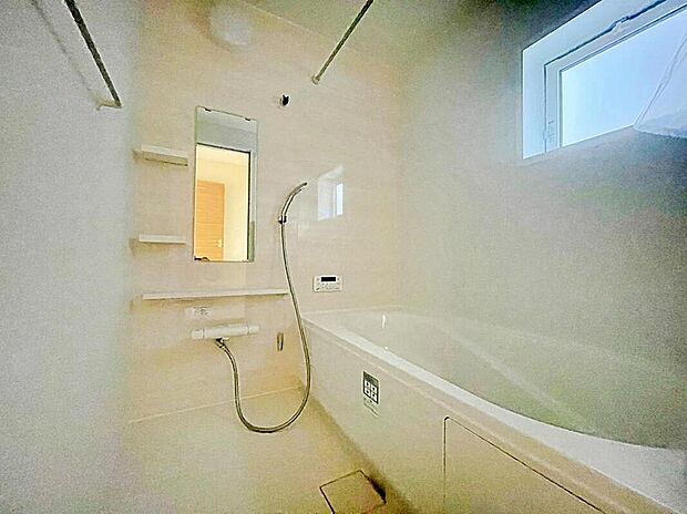 【☆浴室☆】毎日の疲れを癒す浴室は１坪タイプです。足を伸ばしてゆっくりとくつろげます。窓があるので、湿気もこもらないのも、うれしいですね♪