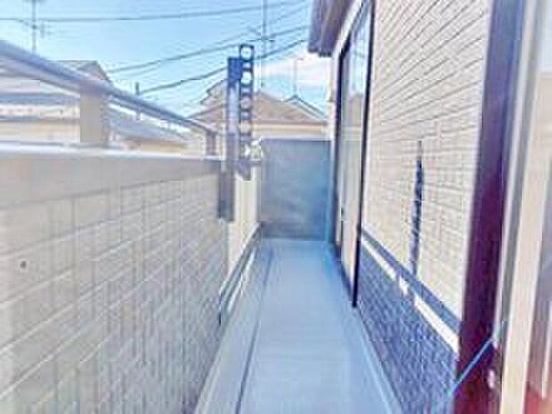 【バルコニー】☆バルコニー☆
バルコニーは、洗濯物や布団を干すだけでなく、暖かな陽射しや爽やかな風を存分に取り込み、お部屋に解放感をもたらします☆幅が広めのバルコニーなので家事もしやすいですね♪