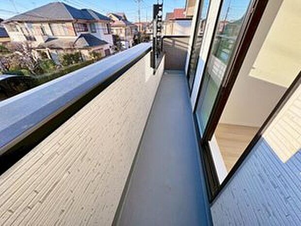 【バルコニー】陽当たり良好なバルコニー。心地よい春の陽射しや暖かな風を楽しむことが出来る。晴れた日にはたっぷりの洗濯物や布団を干せます！