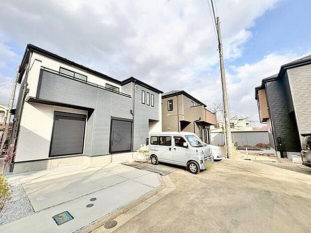 【前面道路含む現地写真】中央側に約5mの新設道路。転回路もあります。
住人以外の車の進入も少なく、小さなお子様を持つご家庭にも安心。