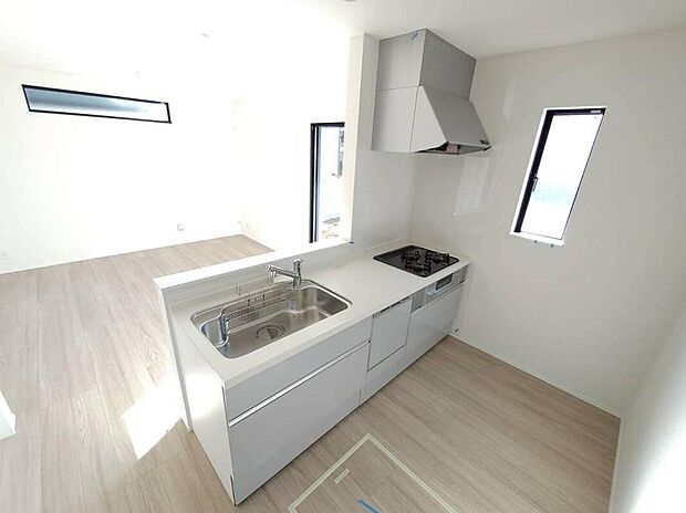 【キッチン】収納力豊富、爽やかなシステムキッチンを用意しております。さっと拭き取るだけで汚れが簡単にとれますので、キッチンスペースをいつでもすっきりとお使い頂けます。