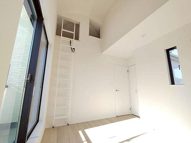 【リビング以外の居室】お陽さまの光をさわやかな風をたっぷりとりこめます。室内はいつも明るい印象なので気持ちの良い朝を迎えられます。毎日の生活も明るくなりそうです。