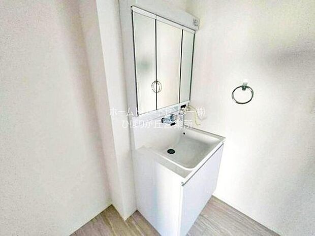 【洗面台・洗面所】三面鏡ならではの収納力、温水シャワー付きの機能性、どちらも採用！汚れが落ち易い大型の洗面ボウルは手入れもしやすく日々の生活を陰ながら支えてくれる仕様となっております。