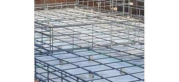 【足元を支えるベタ基礎】立ち上がりと底面全体が一体の鉄筋コンクリート造(仕上がり幅150mm・底盤厚150mm)。 「不同沈下」や「地面からの湿気」に対する有効な措置と言えます。 また、基礎と土台とをつなぐアンカーボルトは、大きな地震などにより建物が基礎から外れたり持ち上げられたりしないための役割があります。