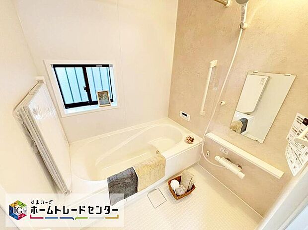 【浴室】※B号棟
毎日の疲れを癒す浴室は１坪タイプです。足を伸ばしてゆっくりとくつろげます。窓付きのバスルームは、明るく換気環境も良好。日中の入浴も気持ちよくお使い頂けそうです♪
